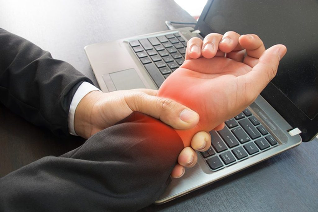 Doç. Dr. Ata Can olarak, bu yazımızda karpal tünel sendromunun nedenlerini, belirtilerini ve tedavi yöntemlerini detaylı bir şekilde ele alacağız.